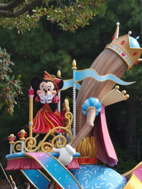 ディズニーランド 4歳とショーを見る画像
